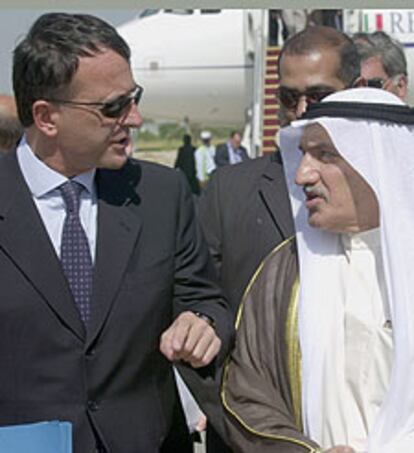 El ministro italiano Franco Frattini (izquierda), a su llegada a Kuwait.