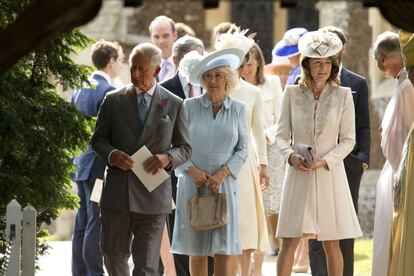 El príncipe Carlos, con su esposa Camila, y Carole Middleton, madre de Kate.