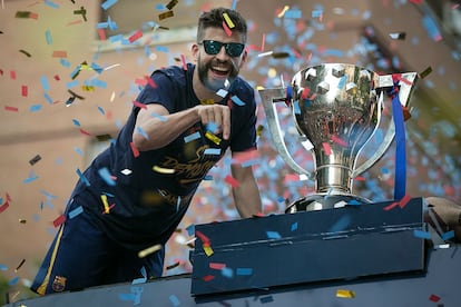 Piqué celebra el título de la Liga 2015-2016 con los aficionados en las calles de Barcelona.