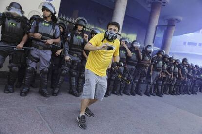 Um manifestante em protesto durante a final da Copa.