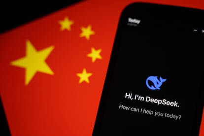 Aplicación de DeepSeek abierta en un teléfono móvil con la bandera al fondo de China.