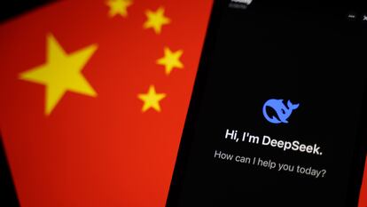 Aplicación de DeepSeek abierta en un teléfono móvil con la bandera al fondo de China.