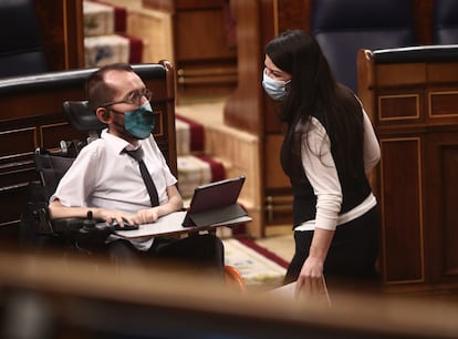 El portavoz de Unidas Podemos en el Congreso, Pablo Echenique, y la portavoz adjunta de Vox, Macarena Olona, en el Congreso.