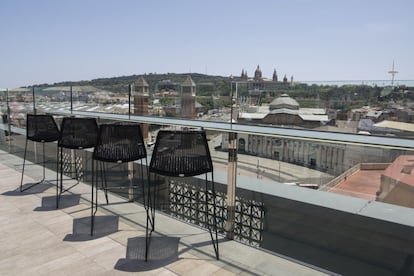 Tribuna presidencial a les fonts de Montju?c. La terrassa de lHotel Catalonia Plaza s un mirador de decoraci minimalista situat en un dels edificis ms emblemtics de pla?a Espanya. The Clock -nom que pren lespai pel rellotge gegant que ocupa la fa?ana de lhotel- s un espai a mig cam entre tons blancs i grisos i amb un concepte molt modern. Els llits amb fines cortines i les taules que abracen la superfcie de la piscina sn perfectes per gaudir dun dels nombrosos cctels. El Catalonia Cooler -preparat a partir de Masters Gin, llimona, pera i roman- s una aposta segura. Pla?a Espanya, 6-8. A partir de les 21.00.