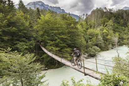 Antes de que la palabra sostenible se pusiera de moda, <a href="https://www.slovenia.info/es " target=""> Eslovenia </a> ya era pionera del turismo verde. Dos terceras partes de este país centroeuropeo están cubiertas de bosque y el certificado ecológico Eslovenia Verde, concedido a casi 60 lugares del país, está entre los más rigurosos del continente europeo. Es un país pequeño y seguro, entre los Alpes y el Adriático, que anima sobre todo a viajar por libre, con rutas cicloturísticas como la nueva <a href="https://www.slovenia-green.si/ " target=""> Bike Slovenia Green Gourmet Route</a>, inaugurada en junio de 2021, que conduce hasta el pueblo de Smartno, en la región de Goriska Brda, entre bodegas, granjas y restaurantes con estrella Michelin. Pasa por seis regiones vitivinícolas y atraviesa preciosos lagos y remotos caminos vecinales.