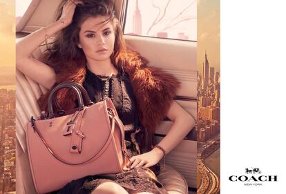 Selena Gomez, en su primera campaña como imagen de Coach para la colección de otoño de la firma de lujo.