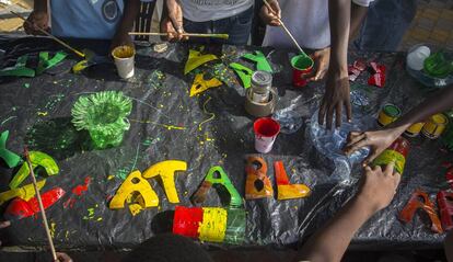 Taller creativo con residuos de plástico en el festival SunuVillage de Dakar.