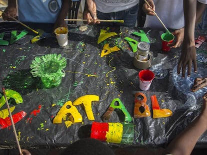 Taller creativo con residuos de plástico en el festival SunuVillage de Dakar.