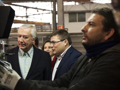 Javier Arenas, ayer, durante una visita a una fábrica de galvanizados de Láchar (Granada).