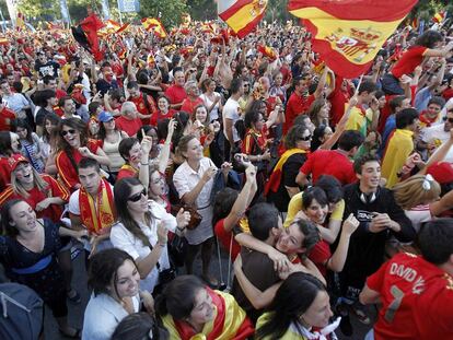 Hinchas de la selección española se abrazan frente al Bernabéu, tras uno de los goles del equipo ante Honduras.