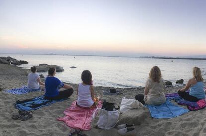 Una de las sesiones de 'mindfulness' en la playa de los Palangrers, en Roses, que propone la empresa Mindfulkit.