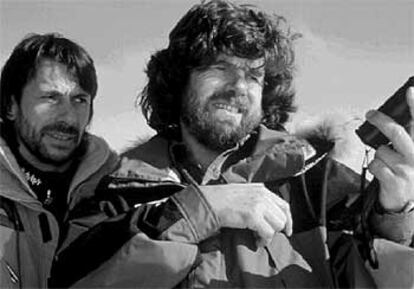 El alpinista Reinhold Messner (derecha) junto a su hermano, en 1995.