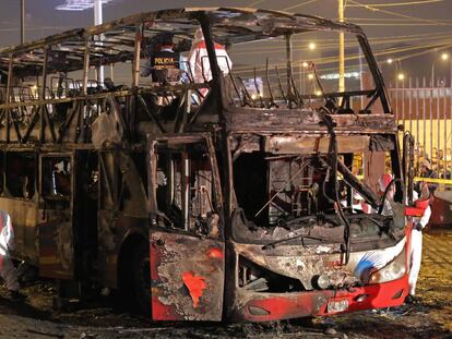 17 mortos e uma dúzia de feridos em ônibus que pegou fogo em Lima