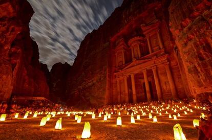 Las velas iluminan Petra, la capital del antiguo reino nabateo, en Jordania.