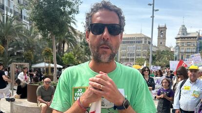 El profesor Robert Brull, de 47 años, asistente a la manifestación