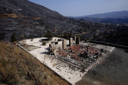 Restos de una casa quemada en las afueras de la aldea de Ora, en la región montañosa de Larnaca (Chipre). El incendio forestal que costó la vida a cuatro personas en Chipre, considerado el más grave de su historia, ha sido declarado totalmente bajo control, según informaron las autoridades chipriotas.