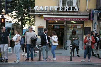 Exterior de la Cafetería Dos Passos en la Calle San Bernardo, Madrid. 