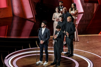 Basel Adra (izquierda) y Yuval Abraham, durante su discurso de agradecimiento tras ganar el Oscar al mejor largometraje documental por 'No Other Land', el pasado 2 de marzo.