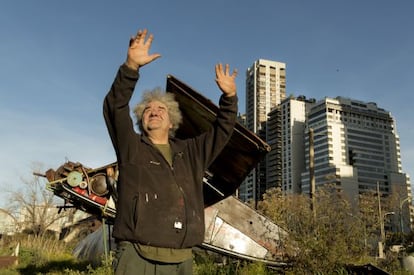 El escultor argentino Carlos Regazzoni, junto a una de sus obras en Buenos Aires. 