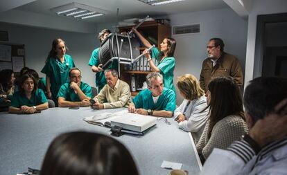 El servicio de digestivo, a las ocho de la mañana, antes del “pase de guardia” con el que comienza la jornada médica. En él se cantan los pacientes de nuevo ingreso. La sala, reformada hace un año, era el antiguo observatorio de un quirófano.