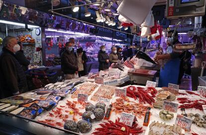 Pescadería de Antonio Municio en el Mercado de Maravillas, en Madrid. Este negocio familiar ha compensado la caída de ventas con la atención de pedidos online.