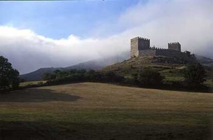 El castillo de Argüeso, recién abierto, ha sido restaurado durante cinco años por la familia Sobaler, un artesano carpintero de la zona y sus dos hijos.