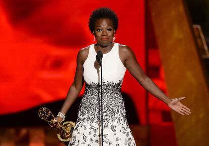 Viola Davis logra el primer Emmy a mejor actriz de drama para una actriz afroamericana por su papel en 'Cómo defender a un asesino'. Ya tenía el Tony y dos nominaciones al Oscar. Su discurso ha emocionado a la sala: "La única diferencia entre una actriz de color y el resto son las oportunidades".