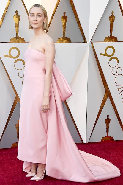 Saoirse Ronan, nominada a mejor actriz por Lady Bird, eligió un delicado diseño rosa con lazada en la espalda de Calvin Klein Appointment.