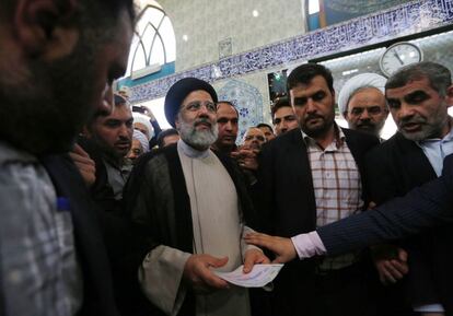 El candidato presidencial Ebrahim Raisí, después de depositar su voto en la urna para las elecciones presidenciales, en una oficina electoral en Teherán.