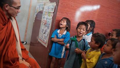 King Zero, con los niños birmanos de la escuela Sky Blue School, cerca del vertedero de Mae Sot (Tailandia).