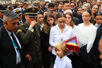 Familiares de Uribe Turbay a su salida de la Catedral Primada de Colombia.