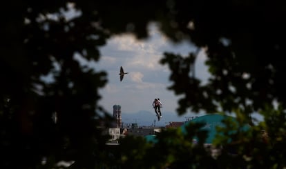 La suiza Nikita Ducarroz ejecuta un salto en el Campeonato Eurpeo de Ciclismo BMX de estilo libre en Múnich (Alemania) este viernes. 
