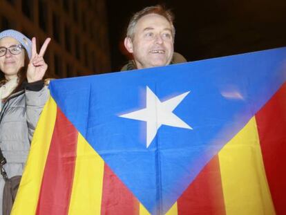 Dos partidarios de la independencia apoyan a Puigdemont y otros cuatro exconsellers frente a la fiscal&iacute;a belga. 