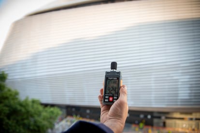 Un medidor de ruido durante el concierto de Taylor Swift, el 29 de mayo en el Santiago Bernabéu.