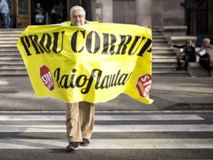 Uno de los denominados yayoflautas apoya a jueces y funcionarios frente presiones pol&iacute;ticas enla sede del Tribunal Superior de Justicia de Catalu&ntilde;a. 