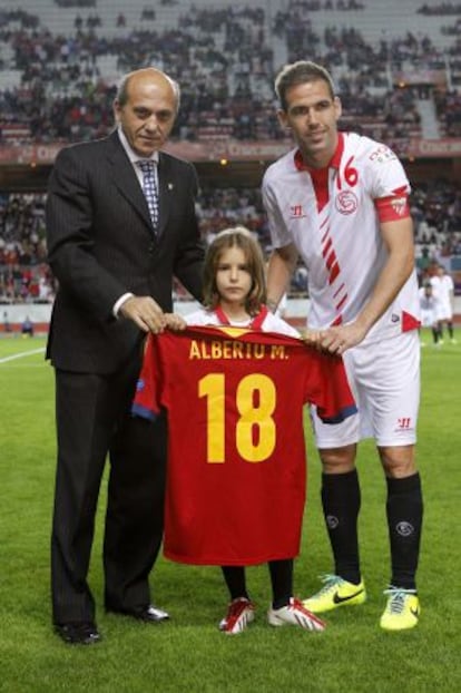 El presidente Del Nido y Fernando Navarro, con Aitor, el hijo de Antonio Puerta.