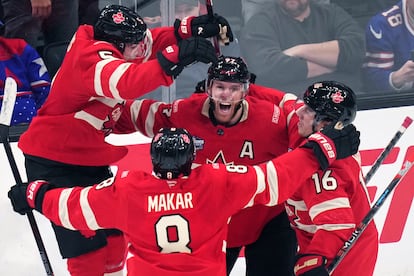 Los jugadores canadienses celebran el gol de la victoria.