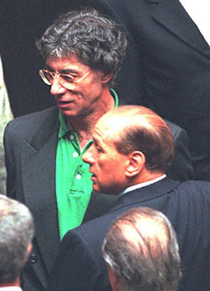 Silvio Berlusconi (de espaldas) y Umberto Bossi, en una imagen de archivo.