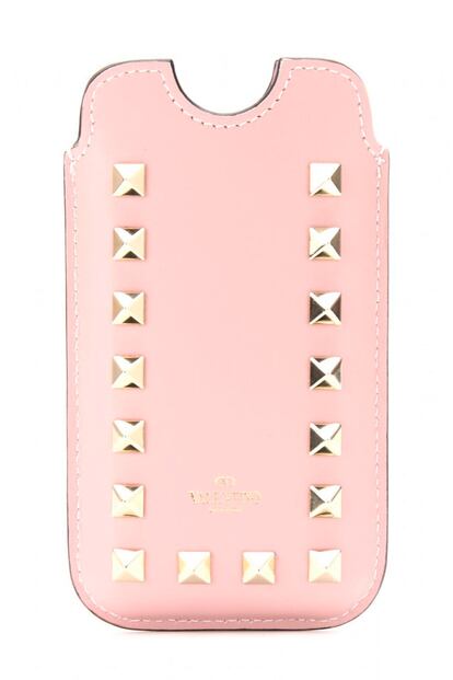 Funda para móvil en rosa palo y tachuelas doradas. Es de Valentino y está rebajada de 190 euros a 135 (ahorro de 55 euros).