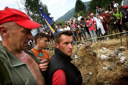 Las tropas serbobosnias de Mladic no dejaron los cuerpos tranquilos. Durante la noche, cambiaban los lugares de enterramiento, de una fosa primaria a otra secundaria e incluso a una terciaria. Ese movimiento complica ahora la labor de los forenses pues muchos restos están mezclados. Hasta ahora se han descubierto 31 fosas; sólo dos son primarias.