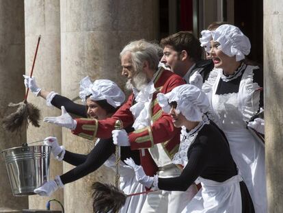 Els actors de La Cubana, dimarts, durant la presentació de 'Gente de bien', a l'entrada del Coliseum.