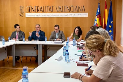 Reunión del vicepresidente segundo y consejero para la Recuperación Económica y Social, Francisco José Gan Pampols (segundo por la izquierda), este lunes, en Valencia, expone a las asociaciones de víctimas de la dana el Plan Endavant de Recuperación, aprobado por el Consell el pasado 31 de julio.
