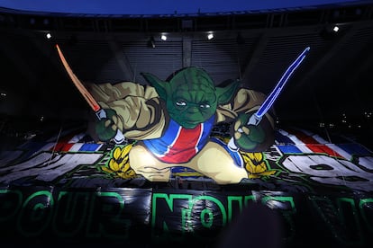 El Yoda Tifo aparece en las gradas antes del partido de ida de cuartos de final de la Liga de Campeones, entre el Paris Saint-Germain y el FC Barcelona, en el Parque de los Principes, en Paris.