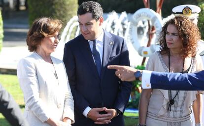 El presidente andaluz, Juan Manuel Moreno, entre la exvicepresidenta del Gobierno Carmen Calvo y la ministra de Hacienda, María Jesús Montero, en 2019.