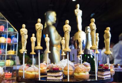 Y más estatuillas: unos premios Oscar en miniatura y chocolate blanco también estarán presentes en los postres, junto a profiteroles de crema y pequeñas raciones de una gran variedad de pasteles.