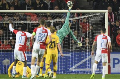 Ter Stegen se estira para detener un lanzamiento del Slavia.