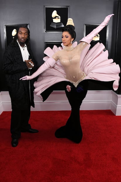 La pareja de raperos Cardi B y Offset. La intérprete, que se llevó el galardón a mejor álbum de rap por Invasion of privacy, protagonizó el estilismo más extravagante de la noche con un Mugler alta costura vintage de la colección de otoño-invierno 1995.