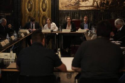 Ada Colau preside la reunión contra la reapertura del CIE.