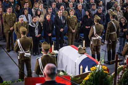 Carolina Tohá con otras autoridades de seguridad durante el funeral del carabinero Carlos Cisterna, asesinado en abril de 2024 en Biobio.