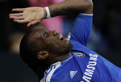 Didier Drogba se lamenta de una entrada.